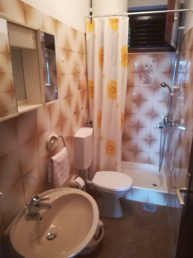 Apartmani Ujdur Omiš Esterno foto